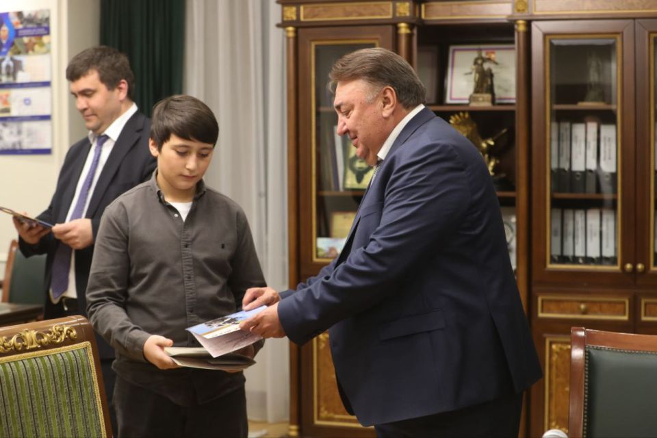 Премьер-министр Владимир Сластенин вручил Почётные грамоты Правительства тренерам и юным спортсменам, добившимся выдающихся результатов на всероссийских и международных соревнованиях Премьер-министр Владимир Сластенин вручил Почётные грамоты Правительства тренерам и юным спортсменам, добившимся выдающихся результатов на всероссийских и международных соревнованиях