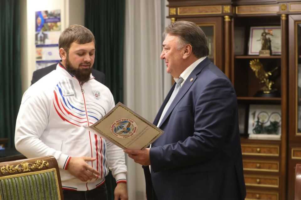 Премьер-министр Владимир Сластенин вручил Почётные грамоты Правительства тренерам и юным спортсменам, добившимся выдающихся результатов на всероссийских и международных соревнованиях Премьер-министр Владимир Сластенин вручил Почётные грамоты Правительства тренерам и юным спортсменам, добившимся выдающихся результатов на всероссийских и международных соревнованиях