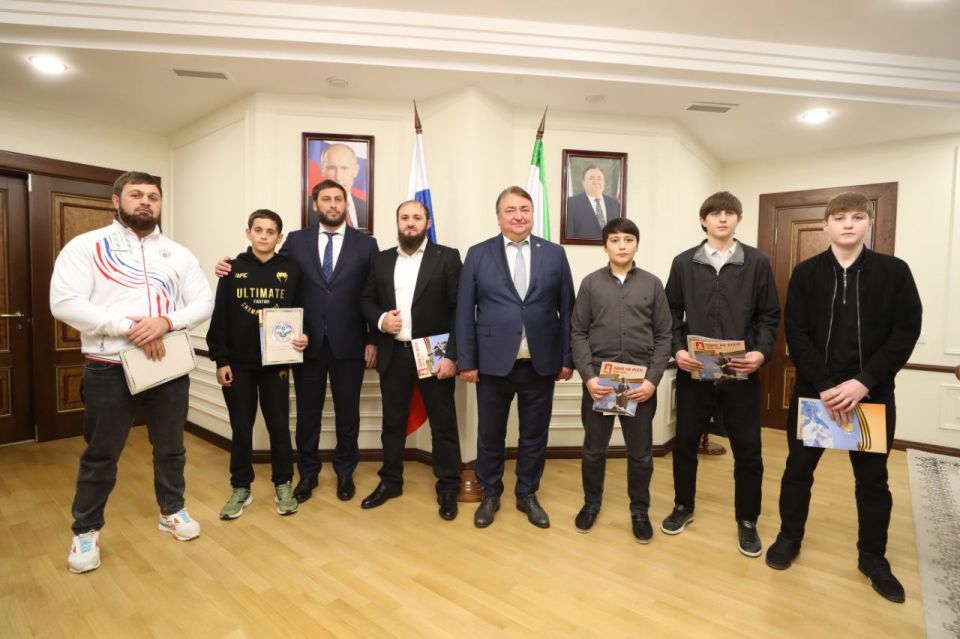 Премьер-министр Владимир Сластенин вручил Почётные грамоты Правительства тренерам и юным спортсменам, добившимся выдающихся результатов на всероссийских и международных соревнованиях Премьер-министр Владимир Сластенин вручил Почётные грамоты Правительства тренерам и юным спортсменам, добившимся выдающихся результатов на всероссийских и международных соревнованиях