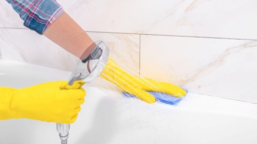Плесень между плиткой в ванной не проступит: дважды в месяц протирайте этой смесью