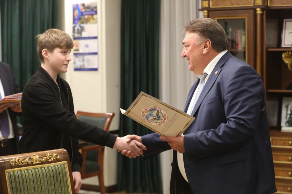 Премьер-министр Владимир Сластенин вручил Почётные грамоты Правительства тренерам и юным спортсменам, добившимся выдающихся результатов на всероссийских и международных соревнованиях Премьер-министр Владимир Сластенин вручил Почётные грамоты Правительства тренерам и юным спортсменам, добившимся выдающихся результатов на всероссийских и международных соревнованиях