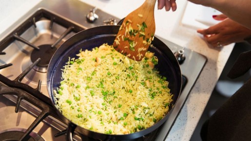 Едкий запах мгновенно исчезнет: необычный способ спасти пригоревший рис