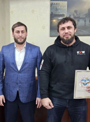 Первый вице-премьер Магомед Евлоев вручил Почётную грамоту Правительства Республики Ингушетия спортсмену Ибрагиму Сагову — чемпиону мира по армрестлингу