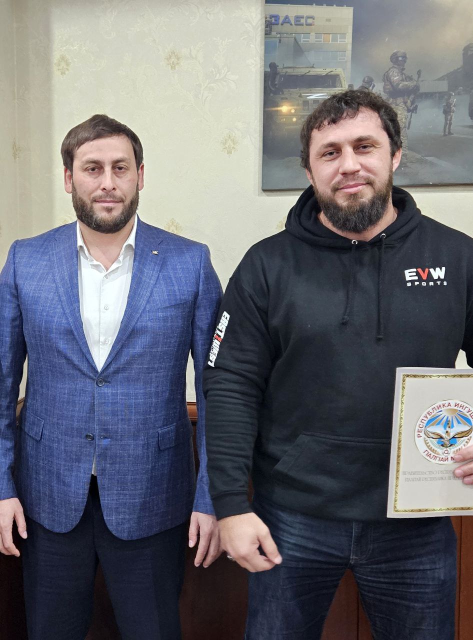Первый вице-премьер Магомед Евлоев вручил Почётную грамоту Правительства Республики Ингушетия спортсмену Ибрагиму Сагову — чемпиону мира по армрестлингу