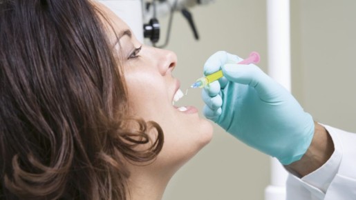 «Состоит из мелочей»: почему не стоит бежать делать виниры сейчас, объяснил врач