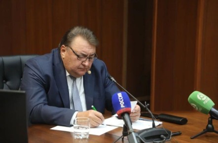 На расширенном заседании Правительства под председательством премьер-министра Владимира Сластенина подвели промежуточные итоги реализации нацпроектов в республике