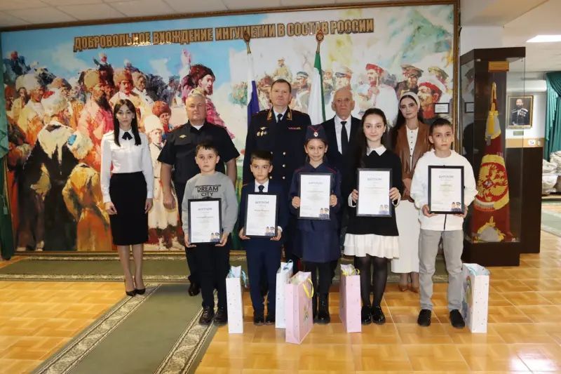 Глава МВД по Ингушетии наградил победителей детского конкурса рисунков