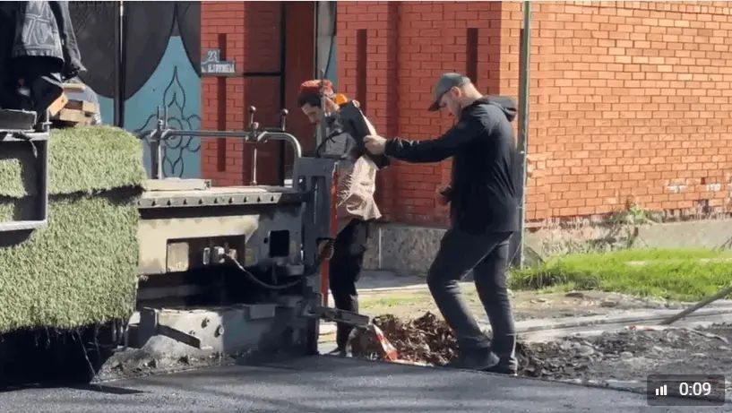 В Сунже Ингушетии на одной из улиц начались работы по финальной укладке асфальта