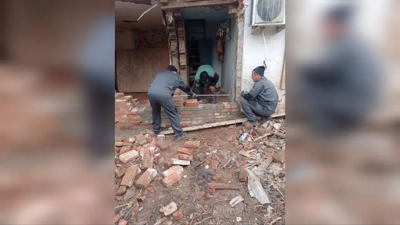 Бригада строителей из Ингушетии восстанавливает разрушенный дом в Молочанске