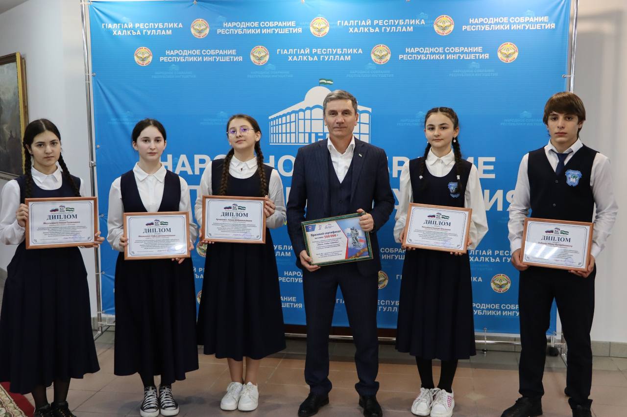 Торжественная церемония награждения победителя федерального этапа Всероссийского конкурса музеев образовательных организаций «Знать, чтобы помнить» в Северо-Кавказском федеральном округе Торжественная церемония награждения победителя федерального этапа Всероссийского конкурса музеев образовательных организаций «Знать, чтобы помнить» в Северо-Кавказском федеральном округе