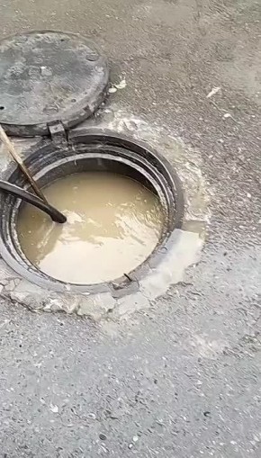 По обращению жителей улиц И.Чахкиева и И.Дахкильгова коммунальные службы провели очистку канализационных люков от засора