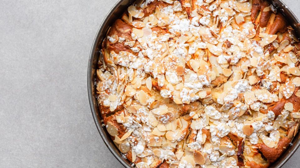 Без духовки и дорогих продуктов: «ленивый» пирог на сковороде будет нежным как облако