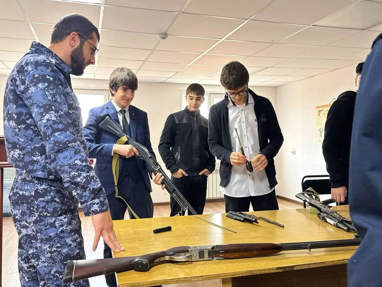 Ингушские росгвардейцы провели патриотическую акцию среди школьников