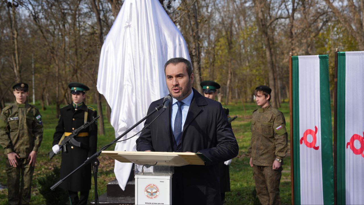 В Малгобеке торжественно открыли обновлённый памятник Герою России Алексею Бересту В Малгобеке торжественно открыли обновлённый памятник Герою России Алексею Бересту