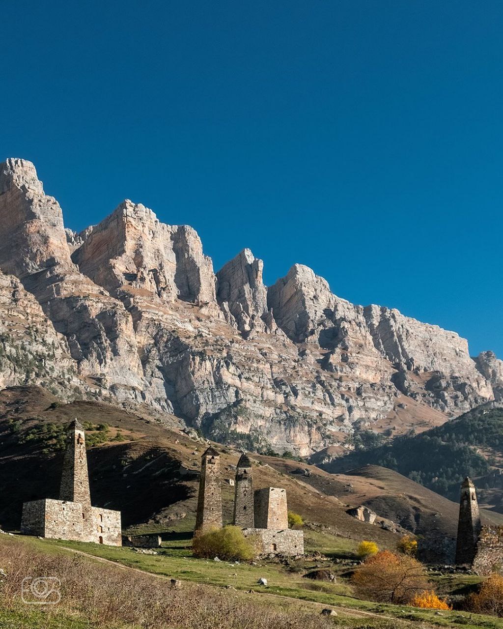 Башенный комплекс Ний. В высокогорье Ингушетии, в Джейрахском районе, находится башенный комплекс Ний — выдающийся памятник средневековой архитектуры Кавказа Башенный комплекс Ний. В высокогорье Ингушетии, в Джейрахском районе, находится башенный комплекс Ний — выдающийся памятник средневековой архитектуры Кавказа