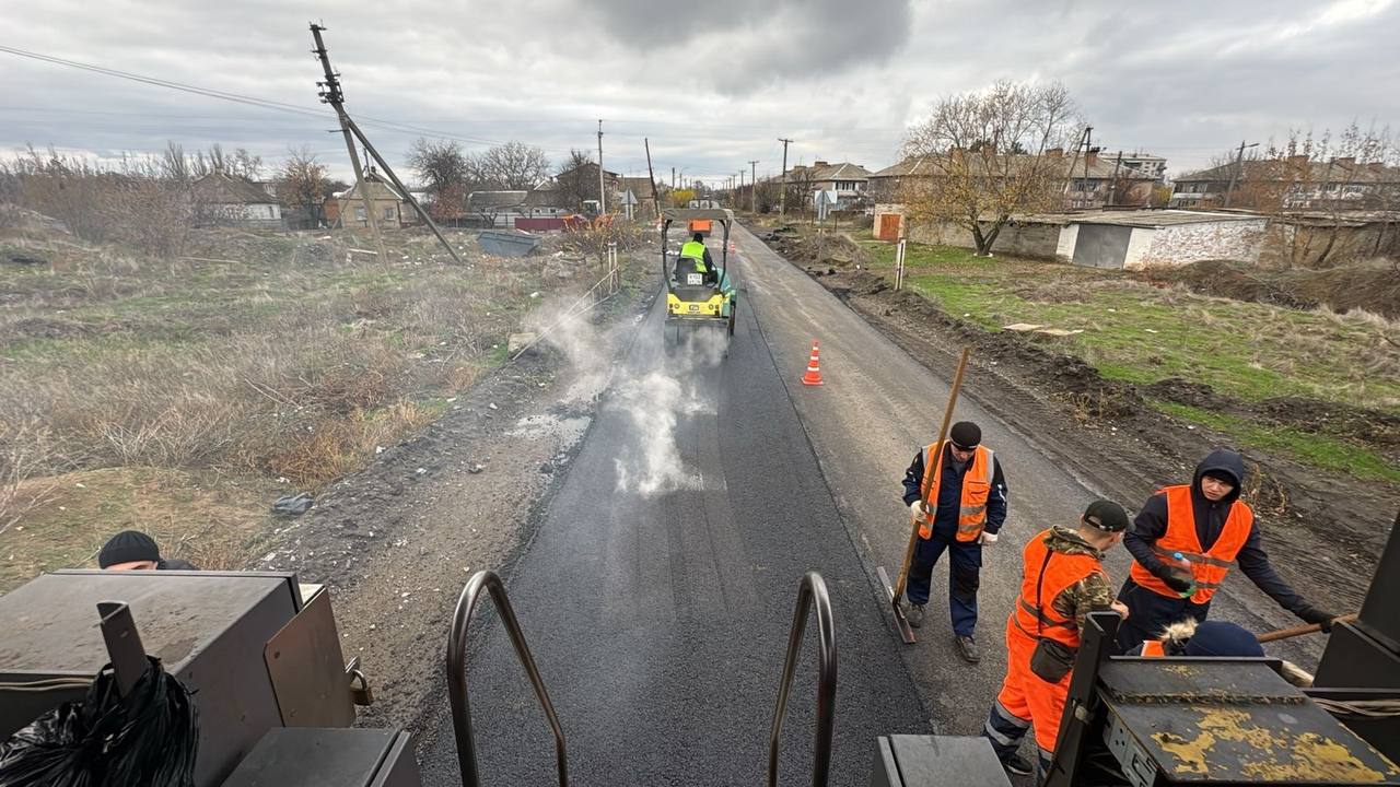 Подрядная фирма ООО «Ингуш-Регион-Строй», действующая в соответствии с контрактом заключенным с Минстроем Ингушетии завершила укладку второго, финишного слоя асфальтобетонного покрытия на улице Вокзальной в Молочанске Подрядная фирма ООО «Ингуш-Регион-Строй», действующая в соответствии с контрактом заключенным с Минстроем Ингушетии завершила укладку второго, финишного слоя асфальтобетонного покрытия на улице Вокзальной в Молочанске