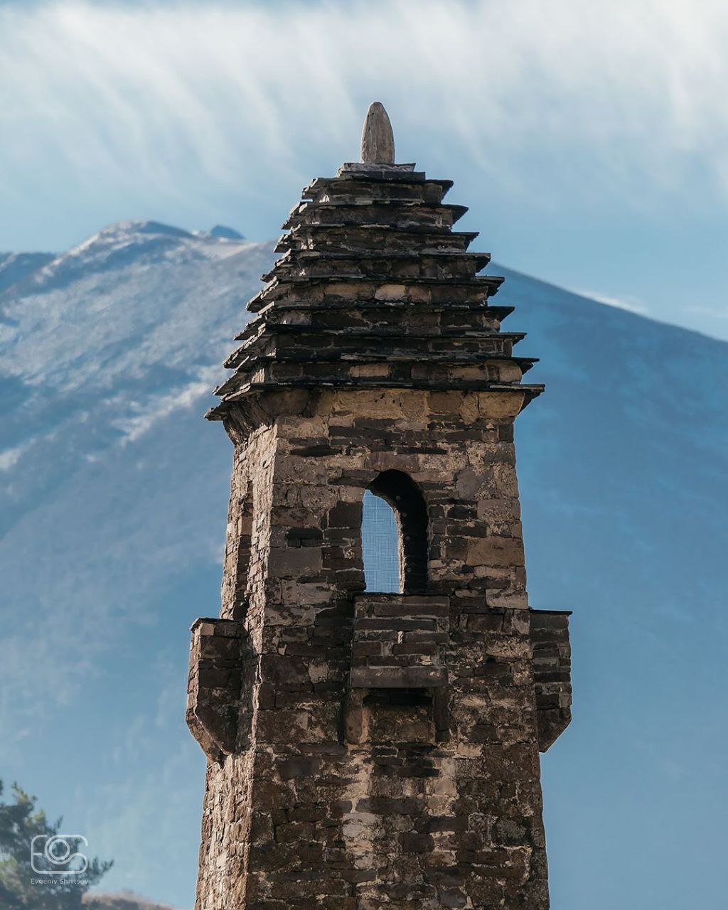 Башенный комплекс Ний. В высокогорье Ингушетии, в Джейрахском районе, находится башенный комплекс Ний — выдающийся памятник средневековой архитектуры Кавказа Башенный комплекс Ний. В высокогорье Ингушетии, в Джейрахском районе, находится башенный комплекс Ний — выдающийся памятник средневековой архитектуры Кавказа