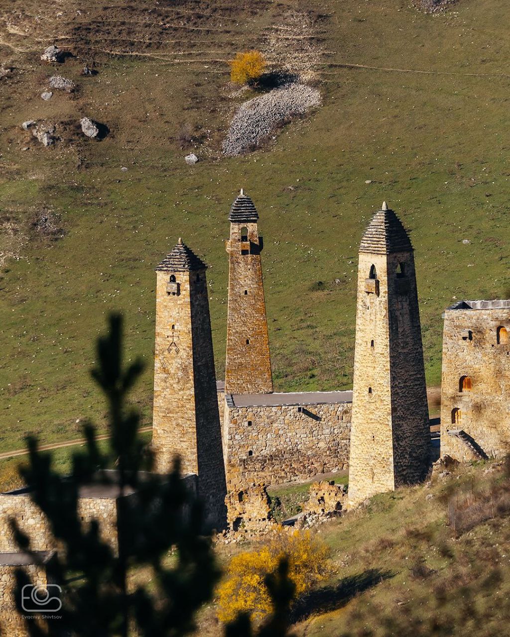 Башенный комплекс Ний. В высокогорье Ингушетии, в Джейрахском районе, находится башенный комплекс Ний — выдающийся памятник средневековой архитектуры Кавказа Башенный комплекс Ний. В высокогорье Ингушетии, в Джейрахском районе, находится башенный комплекс Ний — выдающийся памятник средневековой архитектуры Кавказа