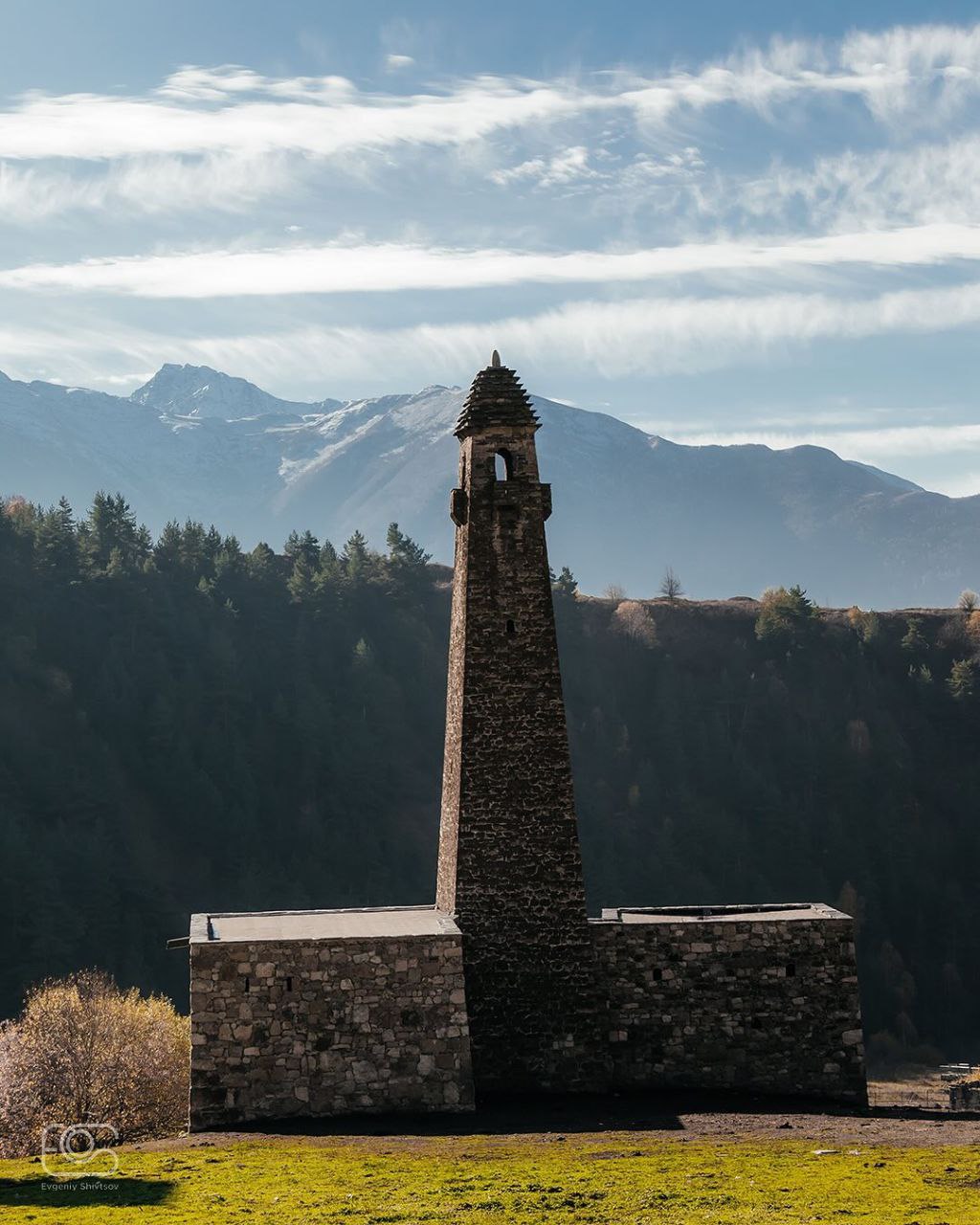 Башенный комплекс Ний. В высокогорье Ингушетии, в Джейрахском районе, находится башенный комплекс Ний — выдающийся памятник средневековой архитектуры Кавказа Башенный комплекс Ний. В высокогорье Ингушетии, в Джейрахском районе, находится башенный комплекс Ний — выдающийся памятник средневековой архитектуры Кавказа
