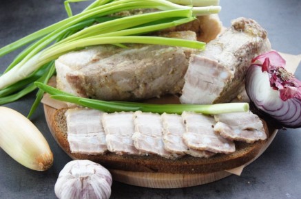 Ароматная свиная грудинка: секреты домашнего приготовления