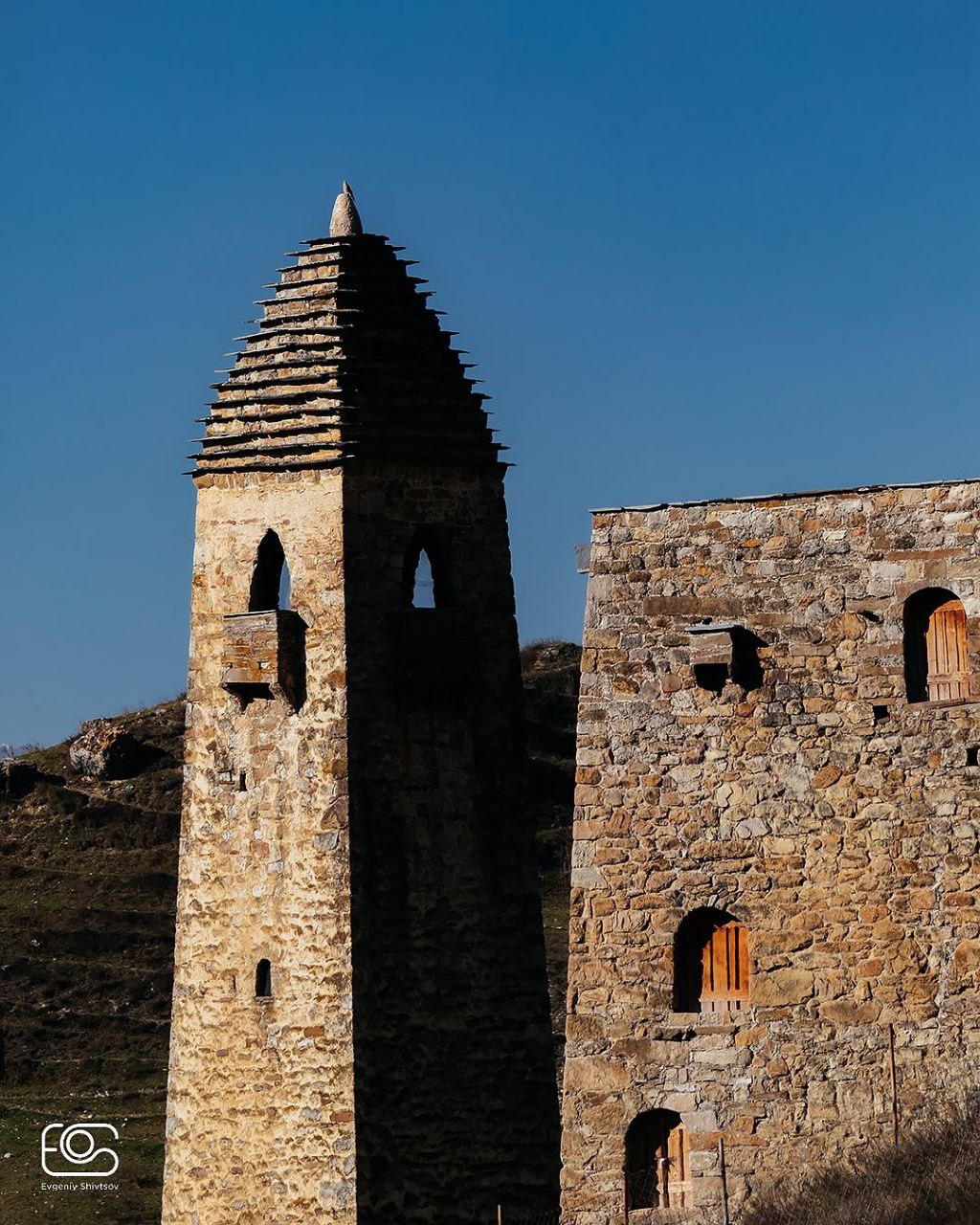 Башенный комплекс Ний. В высокогорье Ингушетии, в Джейрахском районе, находится башенный комплекс Ний — выдающийся памятник средневековой архитектуры Кавказа Башенный комплекс Ний. В высокогорье Ингушетии, в Джейрахском районе, находится башенный комплекс Ний — выдающийся памятник средневековой архитектуры Кавказа