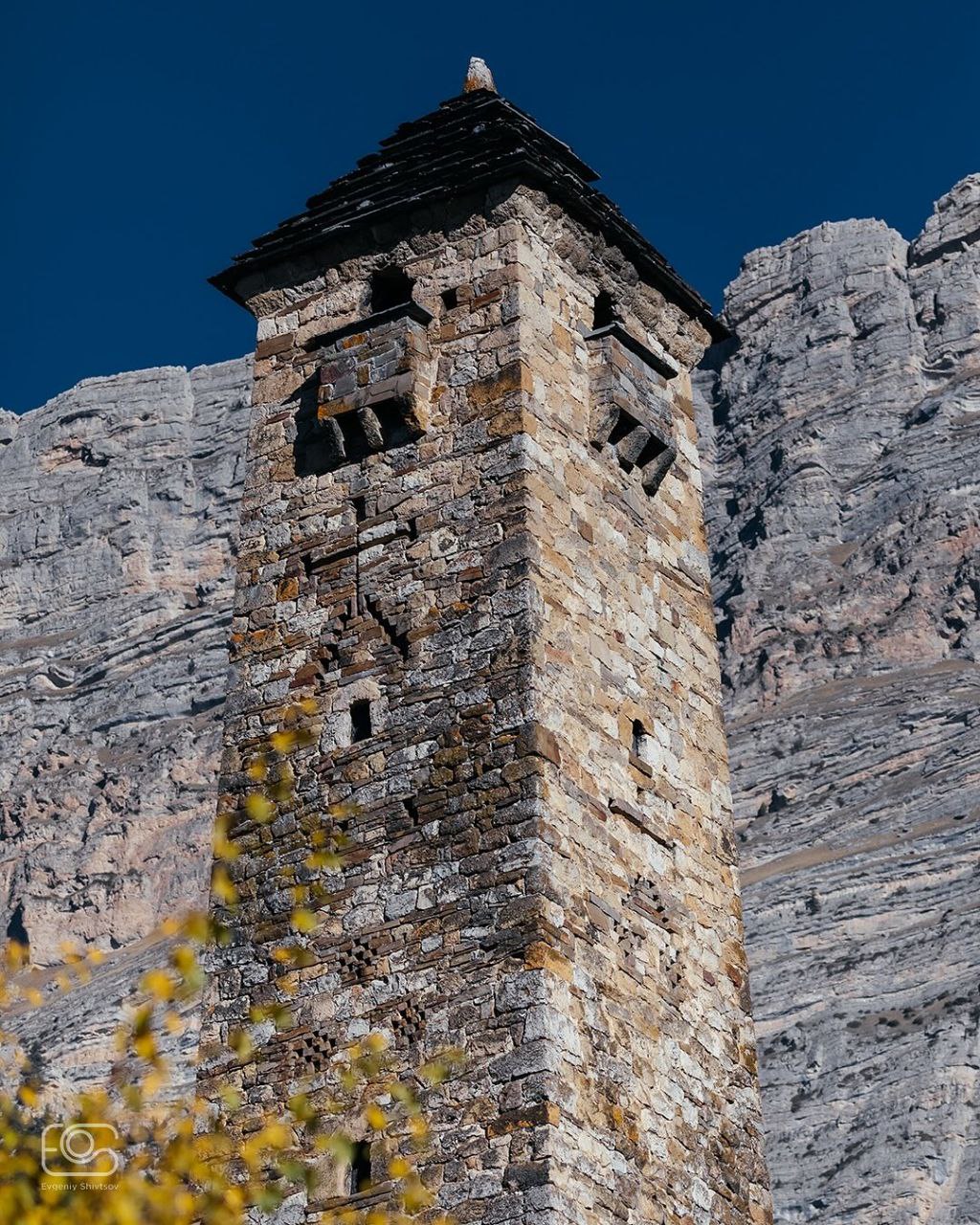 Башенный комплекс Ний. В высокогорье Ингушетии, в Джейрахском районе, находится башенный комплекс Ний — выдающийся памятник средневековой архитектуры Кавказа Башенный комплекс Ний. В высокогорье Ингушетии, в Джейрахском районе, находится башенный комплекс Ний — выдающийся памятник средневековой архитектуры Кавказа