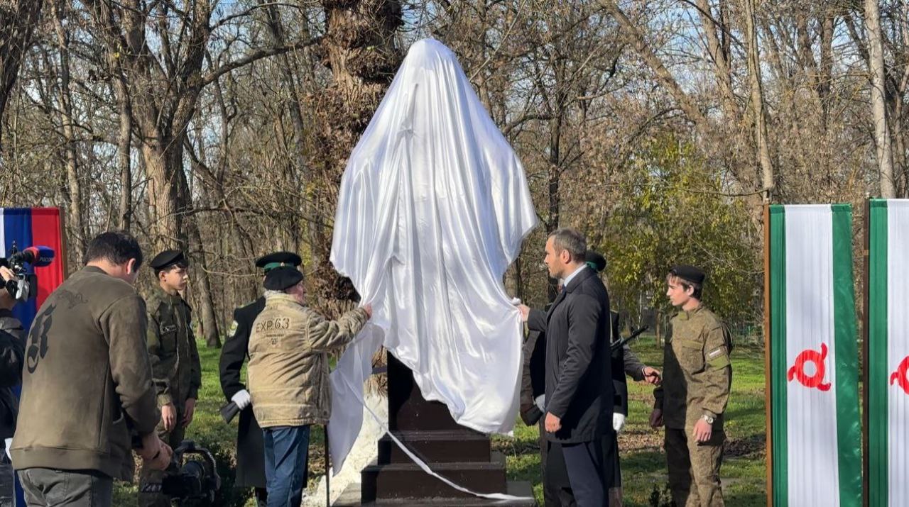 В Малгобеке торжественно открыли обновлённый памятник Герою России Алексею Бересту