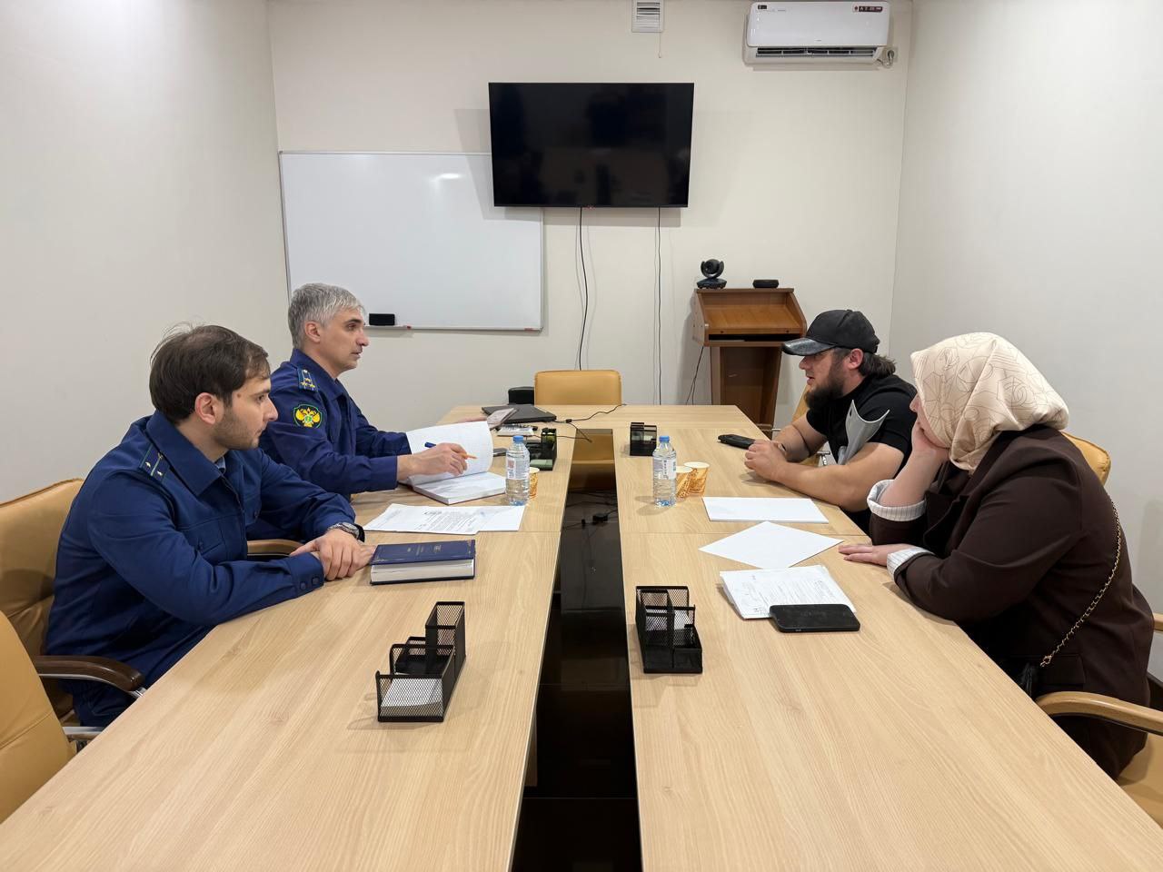 Прокурор г. Назрань провел выездной прием граждан в региональном Фонде «Защитники Отечества» Прокурор г. Назрань провел выездной прием граждан в региональном Фонде «Защитники Отечества»