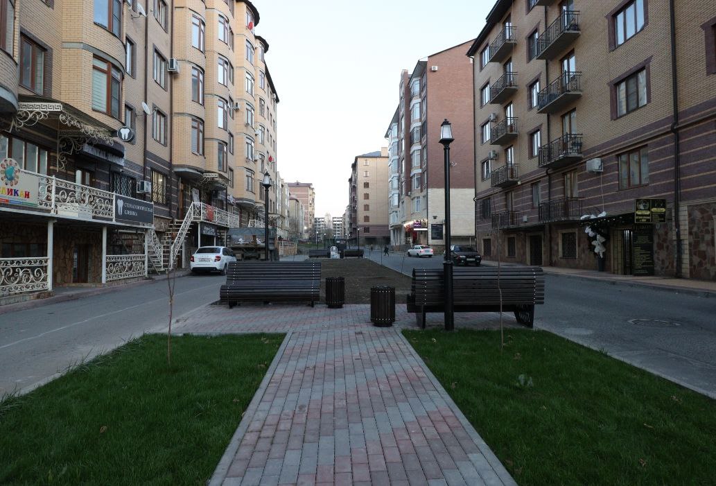 В Магасе продолжаются работы по благоустройству территории в рамках национального проекта «Жилье и городская среда» В Магасе продолжаются работы по благоустройству территории в рамках национального проекта «Жилье и городская среда»