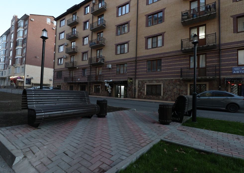 В Магасе продолжаются работы по благоустройству территории в рамках национального проекта «Жилье и городская среда» В Магасе продолжаются работы по благоустройству территории в рамках национального проекта «Жилье и городская среда»