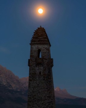 Башенный комплекс Оздик в сиянии полнолуния