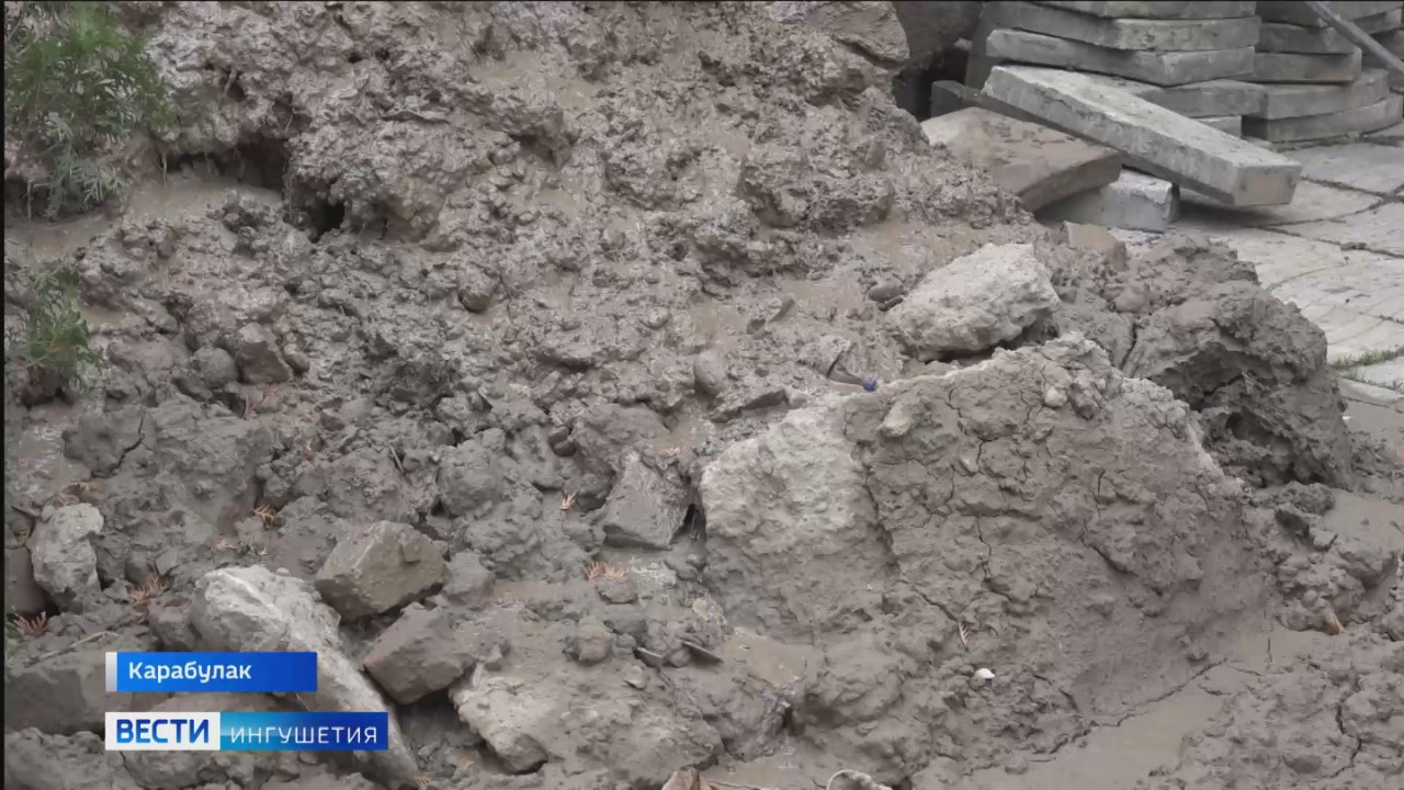 Очередную аварию ликвидируют коммунальщики в промышленной столице Ингушетии