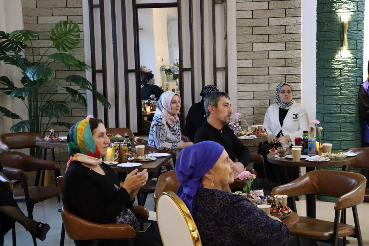 В преддверии Дня матери в Назрани состоялось тёплое и душевное мероприятие, которое объединяет людей чувством благодарности и глубокого уважения к самым близким и дорогим В преддверии Дня матери в Назрани состоялось тёплое и душевное мероприятие, которое объединяет людей чувством благодарности и глубокого уважения к самым близким и дорогим