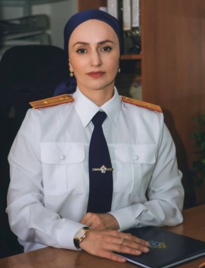 Следующая героиня нашего фотопроекта - инспектор отдела по приему граждан и документационному обеспечению следственного управления СК России по Республике Ингушетия майор юстиции Шахмурзиева Люба Бекхановна