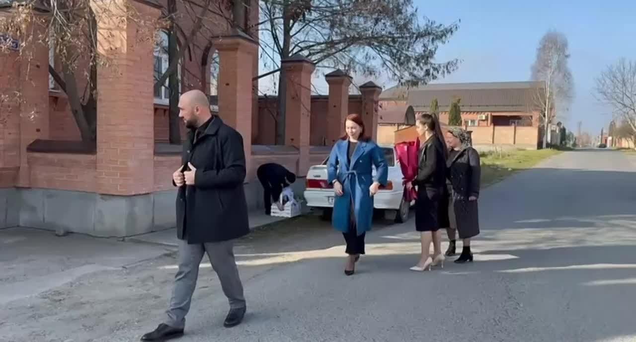 По поручению мэра г. Назрань Руслана Оздоевa в городе поздравили двух замечательных многодетных матерей — женщин, которые своим примером воплощают в жизнь истинное значение слов «семья», «любовь» и «самопожертвование»