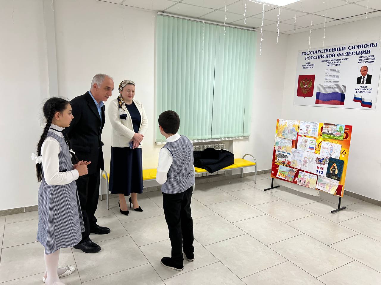 Министерство по делам гражданской обороны и чрезвычайным ситуациям Республики Ингушетия провело в ГБОУ «Лицей-детский сад» г. Магас конкурс детских рисунков «Герои в моей жизни», приуроченный ко Дню Героев Отечества Министерство по делам гражданской обороны и чрезвычайным ситуациям Республики Ингушетия провело в ГБОУ «Лицей-детский сад» г. Магас конкурс детских рисунков «Герои в моей жизни», приуроченный ко Дню Героев Отечества