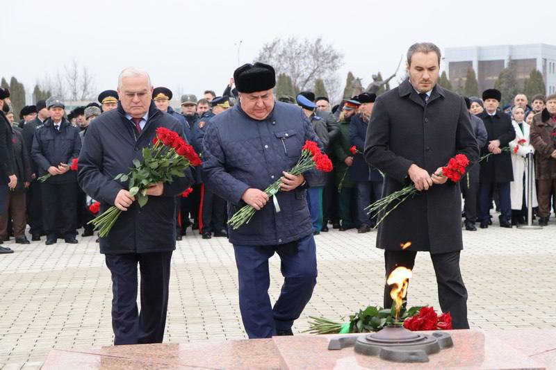 На Мемориале памяти и славы г. Назрани прошло памятное мероприятие, приуроченное ко Дню Героев Отечества На Мемориале памяти и славы г. Назрани прошло памятное мероприятие, приуроченное ко Дню Героев Отечества