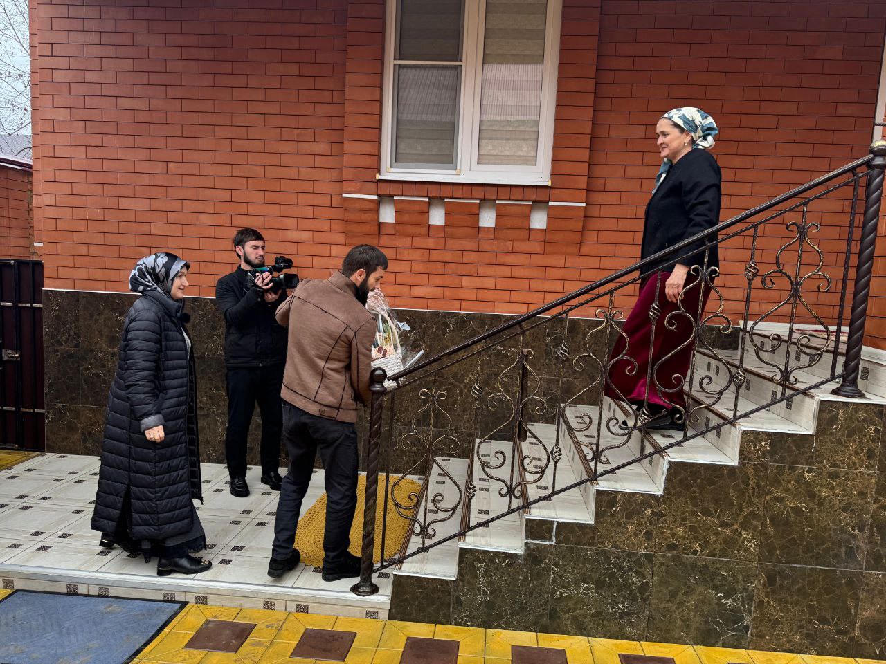 Сегодня по поручению Главы Ингушетии Махмуд-Али Калиматова в честь Дня Героев Отечества сотрудники Мэрии Карабулака посетили семьи участников специальной военной операции Сегодня по поручению Главы Ингушетии Махмуд-Али Калиматова в честь Дня Героев Отечества сотрудники Мэрии Карабулака посетили семьи участников специальной военной операции