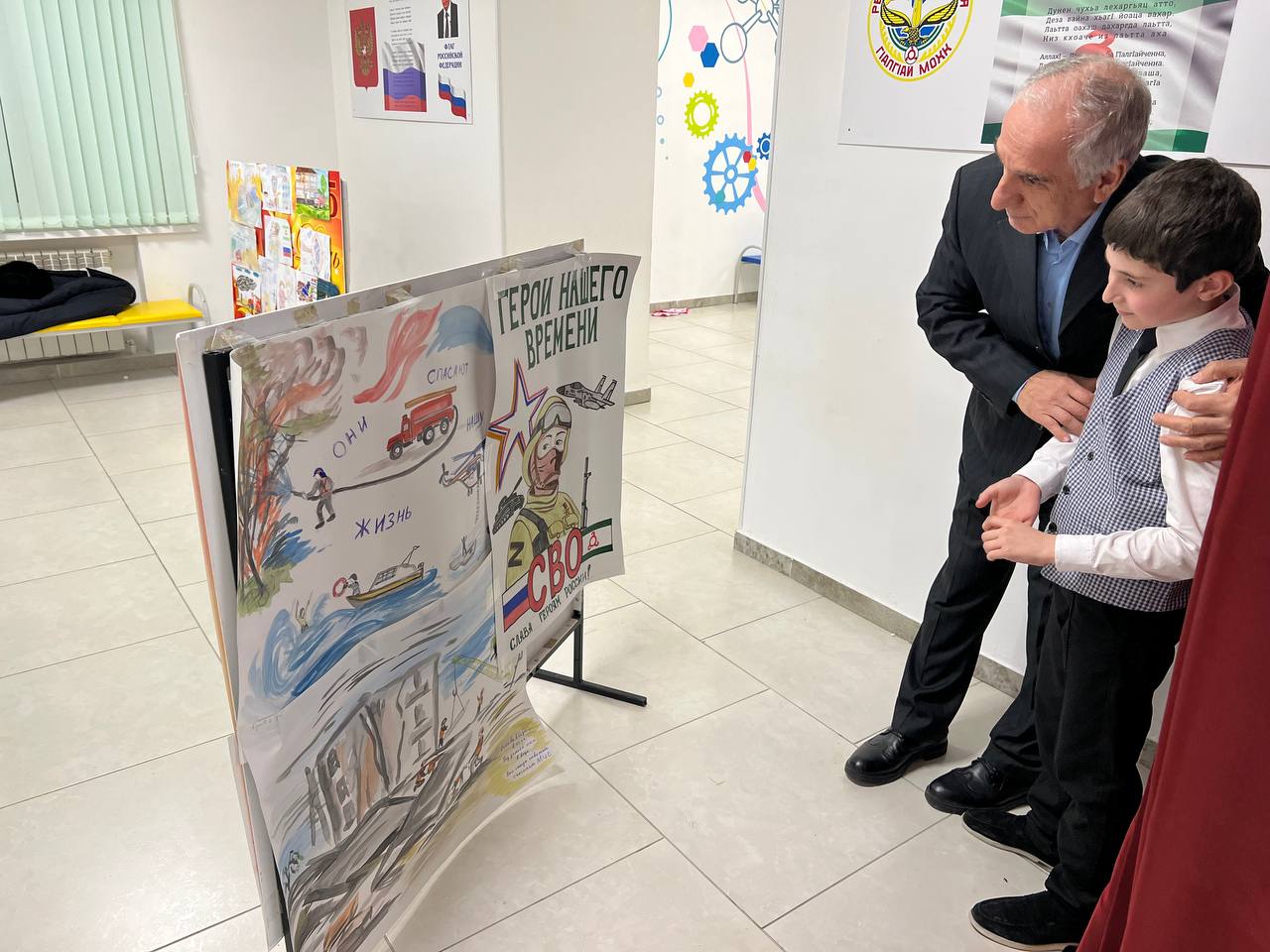 Министерство по делам гражданской обороны и чрезвычайным ситуациям Республики Ингушетия провело в ГБОУ «Лицей-детский сад» г. Магас конкурс детских рисунков «Герои в моей жизни», приуроченный ко Дню Героев Отечества Министерство по делам гражданской обороны и чрезвычайным ситуациям Республики Ингушетия провело в ГБОУ «Лицей-детский сад» г. Магас конкурс детских рисунков «Герои в моей жизни», приуроченный ко Дню Героев Отечества