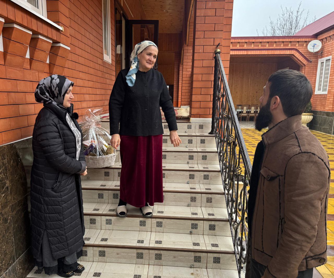 Сегодня по поручению Главы Ингушетии Махмуд-Али Калиматова в честь Дня Героев Отечества сотрудники Мэрии Карабулака посетили семьи участников специальной военной операции