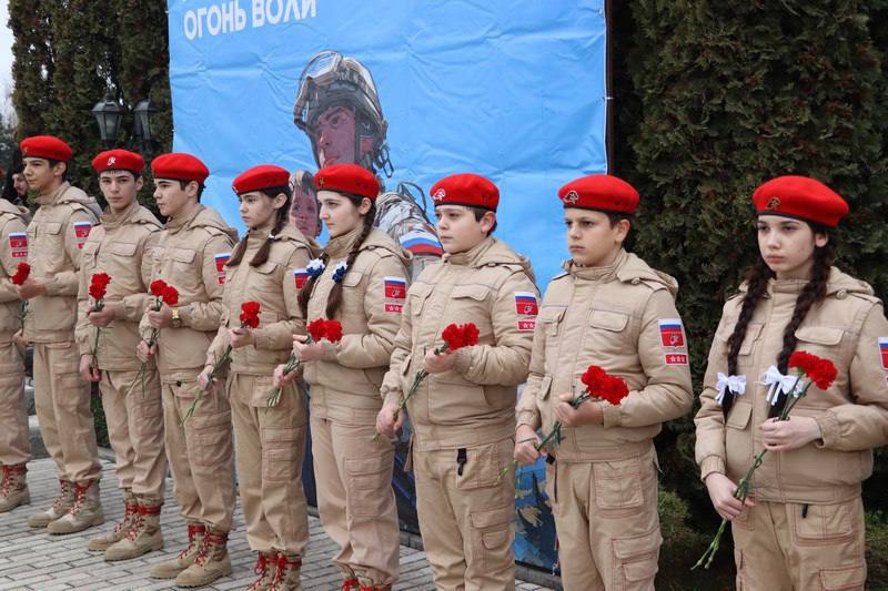 На Мемориале памяти и славы г. Назрани прошло памятное мероприятие, приуроченное ко Дню Героев Отечества На Мемориале памяти и славы г. Назрани прошло памятное мероприятие, приуроченное ко Дню Героев Отечества