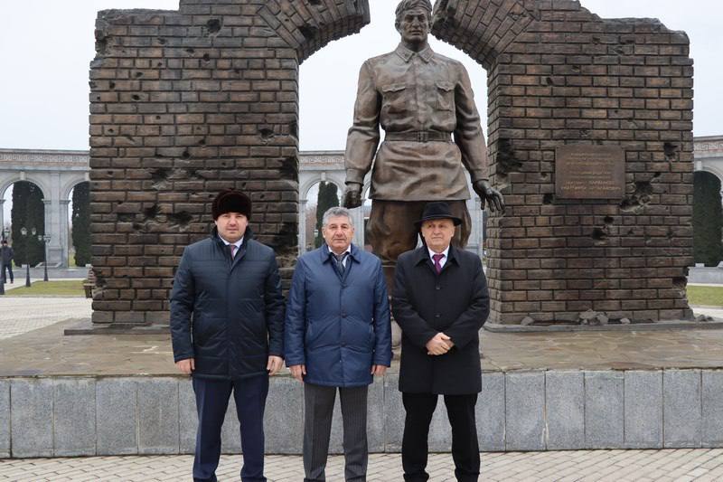 На Мемориале памяти и славы г. Назрани прошло памятное мероприятие, приуроченное ко Дню Героев Отечества На Мемориале памяти и славы г. Назрани прошло памятное мероприятие, приуроченное ко Дню Героев Отечества