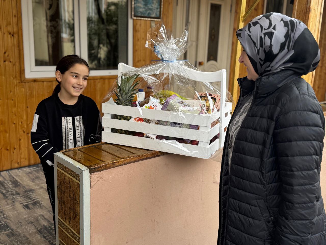 Сегодня по поручению Главы Ингушетии Махмуд-Али Калиматова в честь Дня Героев Отечества сотрудники Мэрии Карабулака посетили семьи участников специальной военной операции Сегодня по поручению Главы Ингушетии Махмуд-Али Калиматова в честь Дня Героев Отечества сотрудники Мэрии Карабулака посетили семьи участников специальной военной операции