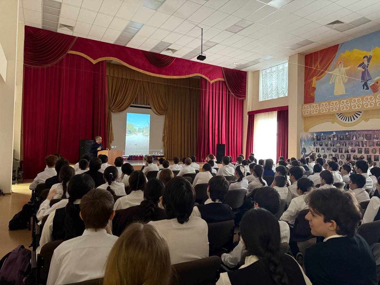 Сотрудники следственного управления СК России по Республике Ингушетия в Международный день борьбы с коррупцией провели профилактическую беседу со школьниками Сотрудники следственного управления СК России по Республике Ингушетия в Международный день борьбы с коррупцией провели профилактическую беседу со школьниками