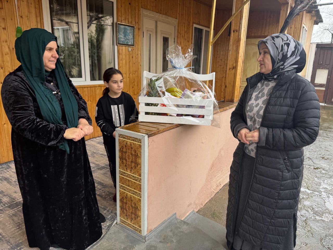 Сегодня по поручению Главы Ингушетии Махмуд-Али Калиматова в честь Дня Героев Отечества сотрудники Мэрии Карабулака посетили семьи участников специальной военной операции Сегодня по поручению Главы Ингушетии Махмуд-Али Калиматова в честь Дня Героев Отечества сотрудники Мэрии Карабулака посетили семьи участников специальной военной операции