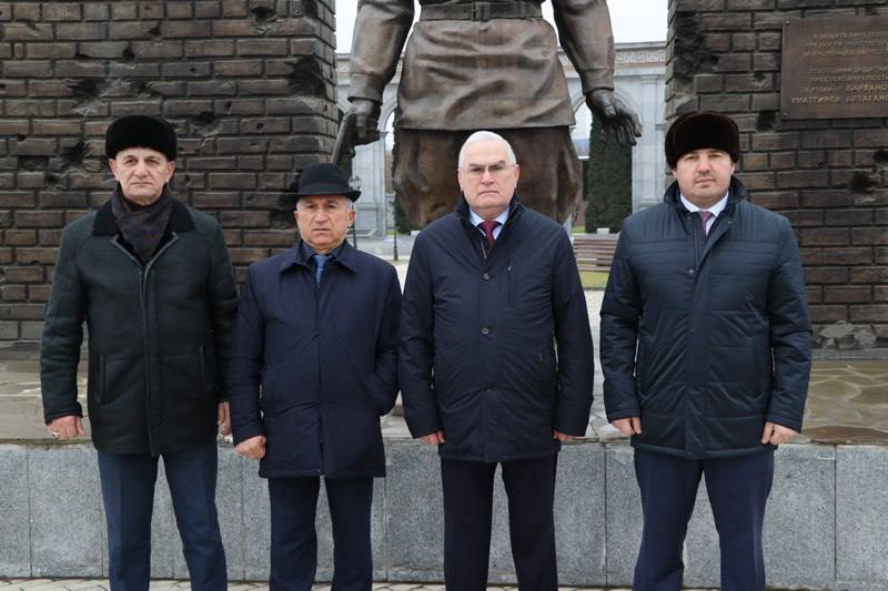 На Мемориале памяти и славы г. Назрани прошло памятное мероприятие, приуроченное ко Дню Героев Отечества На Мемориале памяти и славы г. Назрани прошло памятное мероприятие, приуроченное ко Дню Героев Отечества