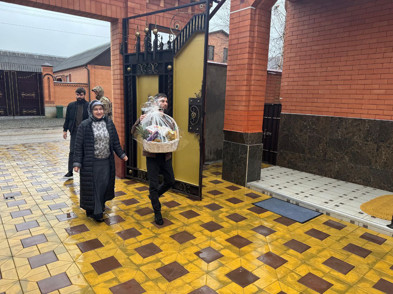 Сегодня по поручению Главы Ингушетии Махмуд-Али Калиматова в честь Дня Героев Отечества сотрудники Мэрии Карабулака посетили семьи участников специальной военной операции Сегодня по поручению Главы Ингушетии Махмуд-Али Калиматова в честь Дня Героев Отечества сотрудники Мэрии Карабулака посетили семьи участников специальной военной операции