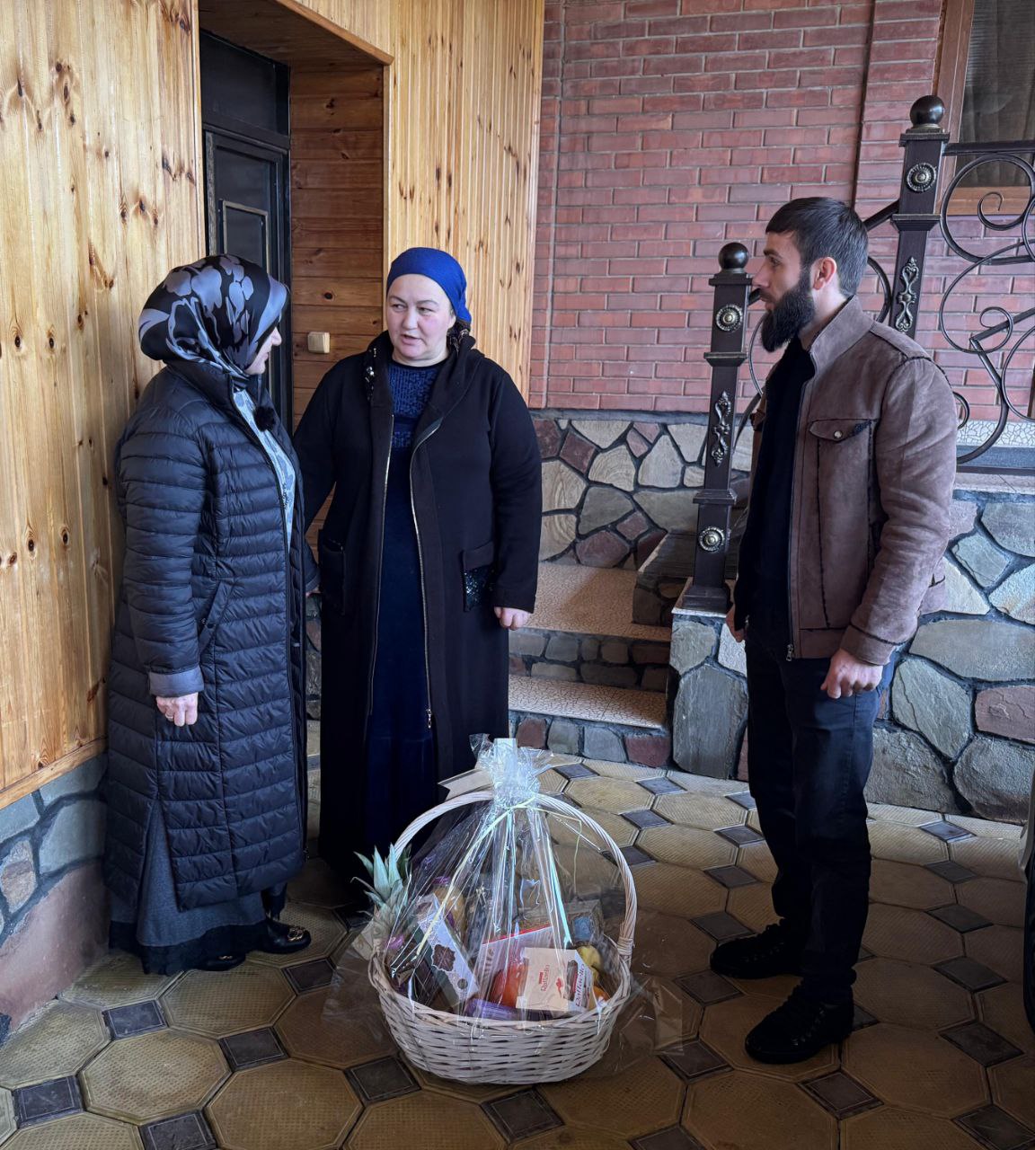 Сегодня по поручению Главы Ингушетии Махмуд-Али Калиматова в честь Дня Героев Отечества сотрудники Мэрии Карабулака посетили семьи участников специальной военной операции Сегодня по поручению Главы Ингушетии Махмуд-Али Калиматова в честь Дня Героев Отечества сотрудники Мэрии Карабулака посетили семьи участников специальной военной операции