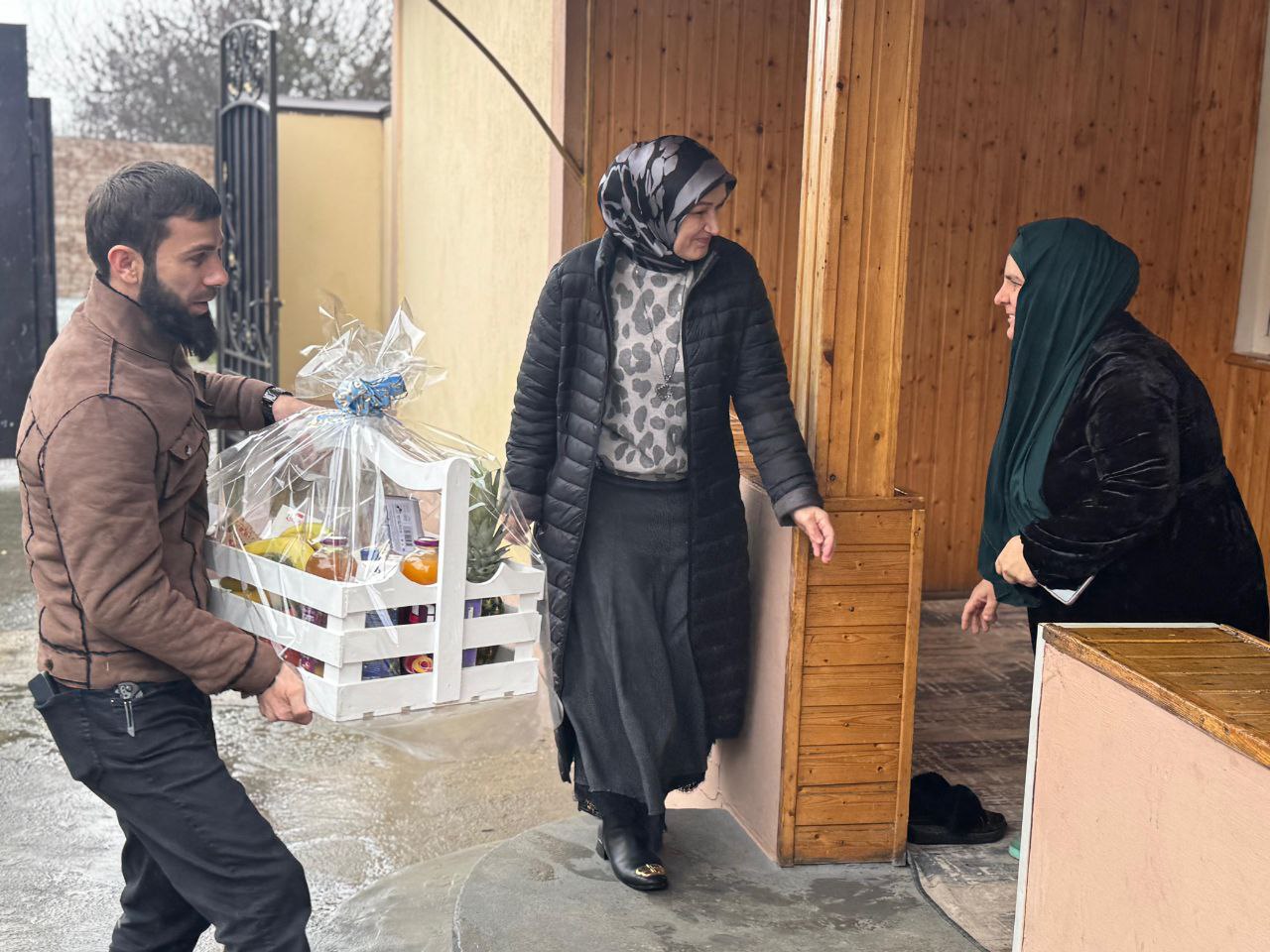 Сегодня по поручению Главы Ингушетии Махмуд-Али Калиматова в честь Дня Героев Отечества сотрудники Мэрии Карабулака посетили семьи участников специальной военной операции Сегодня по поручению Главы Ингушетии Махмуд-Али Калиматова в честь Дня Героев Отечества сотрудники Мэрии Карабулака посетили семьи участников специальной военной операции