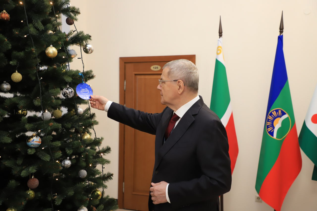 Сегодня в Пятигорске полномочный представитель Президента Российской Федерации в Северо-Кавказском федеральном округе Юрий Чайка дал традиционный старт проведению Всероссийской благотворительной акции «Елка желаний» в... Сегодня в Пятигорске полномочный представитель Президента Российской Федерации в Северо-Кавказском федеральном округе Юрий Чайка дал традиционный старт проведению Всероссийской благотворительной акции «Елка желаний» в...